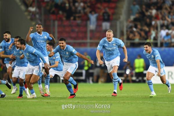 맨체스터 시티 선수들이 UEFA 슈퍼컵 우승 직후 기뻐하고 있다. 사진=게티이미지