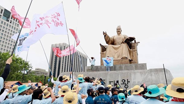 광화문 광장서 시위하는 민주노총 조합원들 [자료사진 : 민주노총 제공]