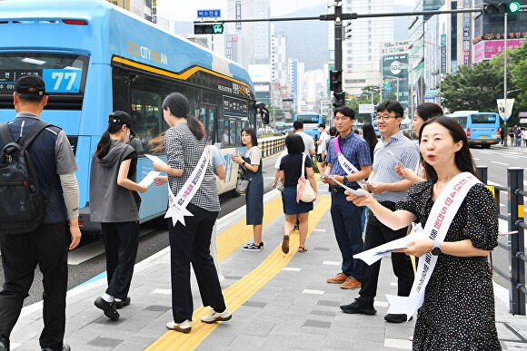 부산광역시 관계자들이 서면교차로 인근에서 동백패스 홍보 캠페인을 펼치고 있다. [사진=부산광역시]