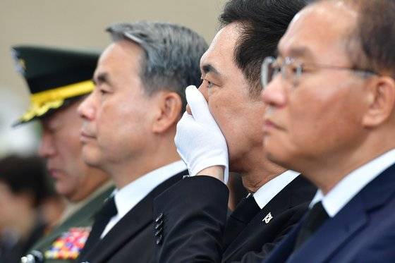 지난 22일 경북 포항 해병대 1사단 체육관인 '김대식관'에서 열린 고 채 상병 영결식에서 국민의힘 김기현 대표(오른쪽 두번째)가 눈물을 닦고 있다. 김 대표 오른쪽은 이종섭 국방부 장관. 연합뉴스