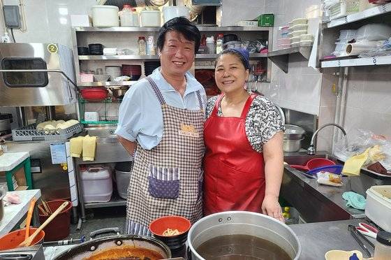 부산 깡통시장 '원조비빔당면'의 정재기, 서성자씨 부부. 정재기 대표의 어머니 성양이 여사가 1960년대 초반 비빔당면을 처음 만들어 팔았다고 한다.