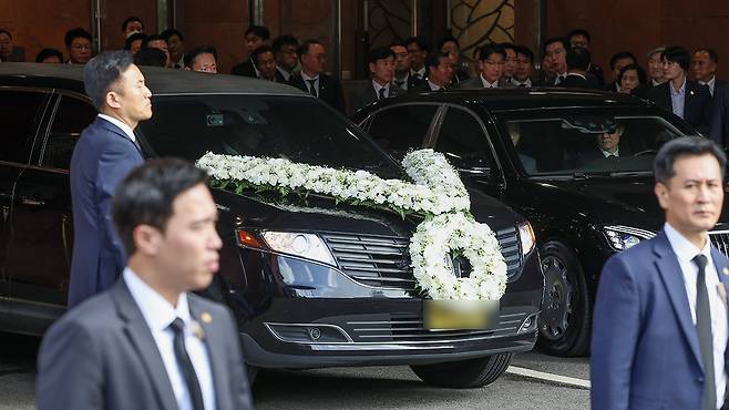 고 윤기중 연세대 명예교수의 발인이 진행된 신촌세브란스병원 장례식장에서 운구 차량이 나오고 있다. 연합뉴스