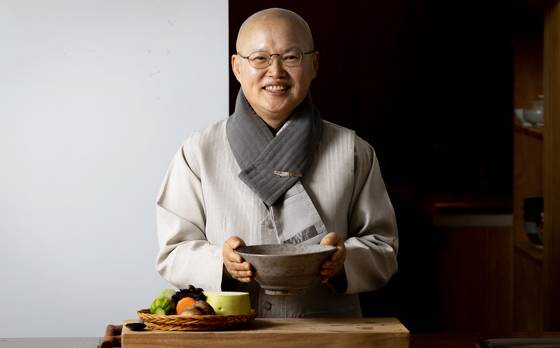 대안스님이 금아재에서 사찰음식에 담긴 의미를 설명하고 있다. 최기웅 기자