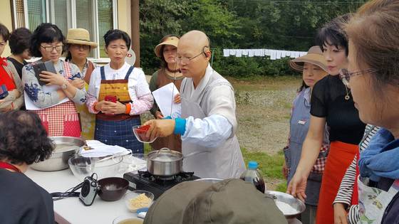 대안스님이 경남 산청 지리산 자락에 있는 금수암에서 제철 식재료로 만드는 사찰요리 강습을 진행하고 있다. [사진 대안스님]