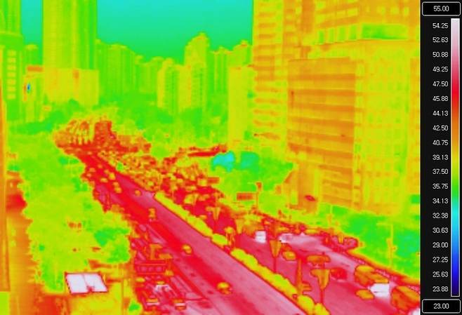 지난 1일 오후 3시쯤 서울 송파구청 옥상에서 열화상 카메라로 송파대로를 관측한 모습. 색이 붉을수록 온도가 높음을 의미한다. 기상청 제공.