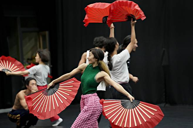 Dancers rehearse a scene from "Yojaya Yojaya." (Korea National Contemporary Dance Company)