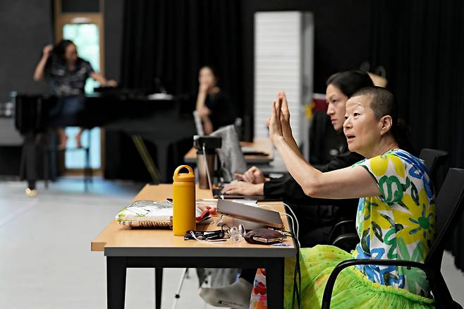 Ahn Eun-me rehearses a scene from "Yojaya Yojaya." (Korea National Contemporary Dance Company)