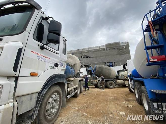 공사현장에 레미콘 차량이 모여있다.&nbsp; 사진=송금종 기자&nbsp;