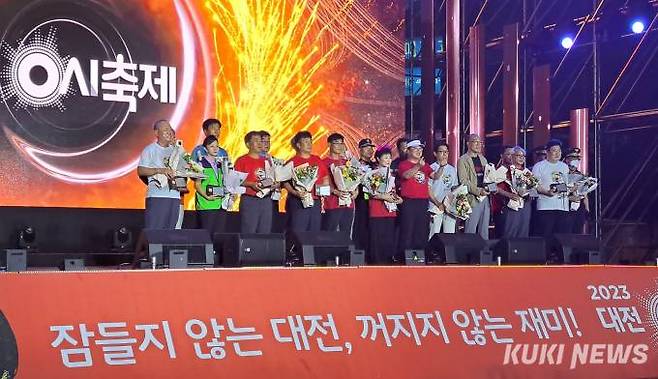 이장우 대전시장이 경찰과 자원봉사 단체 등에게 감사패를 수여하고 기념촬영을 하고 있다.&nbsp; &nbsp;사진=명정삼 기자.