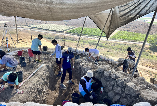 한국발굴단 참가자들이 텔 라기스 남쪽 성벽을 발굴하고 있다. 한국성서고고학발굴단 제공