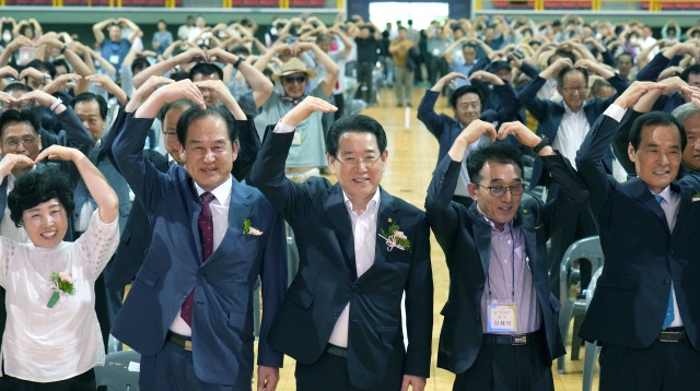 김영록 전라남도지사가 17일 진도군실내체육관에서 새농민 회원의 소통과 화합을 위해 열린 ‘2023 전남 새농민회 한마음 전진대회’에서 참석자들과 농민들 사랑해요! 손하트를 그리는 퍼포먼스를 하고 있다. 전남도 제공