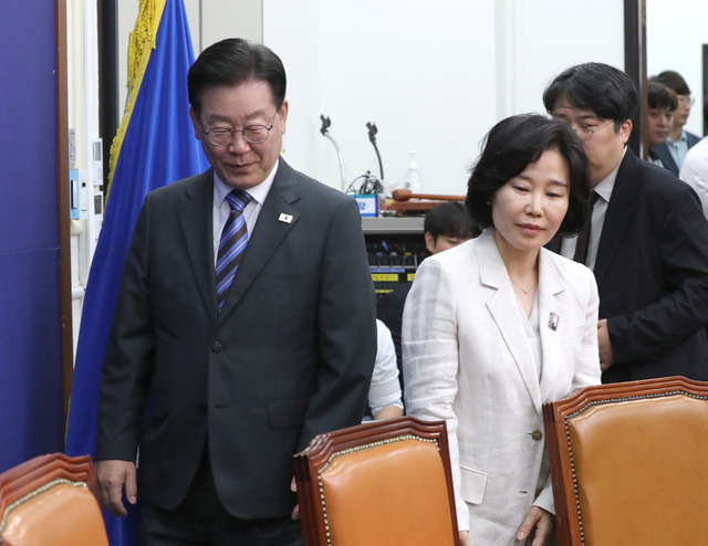 이재명 더불어민주당 대표가 지난 6월20일 국회에서 열린 김은경 혁신위 제1차 회의에 참석하고 있다. 오른쪽은 김은경 혁신위원장. 뉴시스