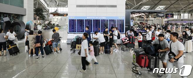 지난 7일 인천국제공항 제1여객터미널 출국장이 이용객들로 붐비고 있다. 이날 인천국제공항공사에 따르면 전날(6일) 하루 동안 인천공항을 이용한 여행객 수는 하루 출발 승객 8만7562명, 도착 승객 9만8910명으로 총 18만6472명이 몰린 것으로 나타났다. /사진=뉴스1