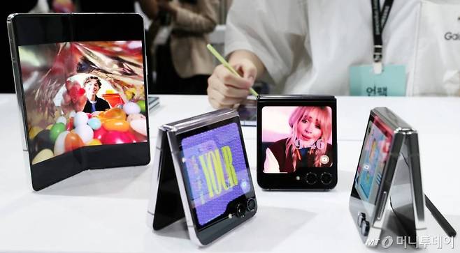 '갤럭시 언팩 2023'이 열린 26일 서울 강남구 코엑스에서 참석자들이 신제품을 체험하고 있다. /사진=김휘선 기자 hwijpg@