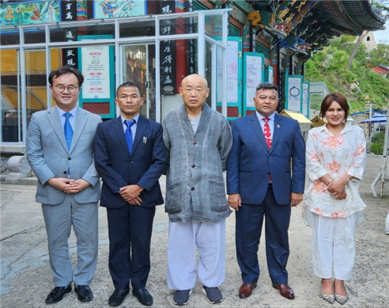 (사진 왼쪽부터) 김성훈 부산외국어대학교 특임교수, 네팔 배리시 시장, 대한불교조계종 종정(宗正) 예경실장 통도사 말사 미타암 주지 동진 스님, 네팔 둘리켈시 시장과 스리자나 네팔리. [사진=김성훈 부산외대 특임교수]