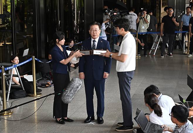 이재명 더불어민주당 대표가 17일 서울 서초구 서울중앙지검에 피의자 신분으로 출석하고 있다. 임세준 기자