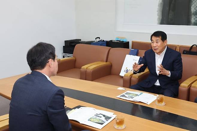 나동연 양산시장이 국토교통부를 방문해 지역현안에 대해 건의하고 있다. (사진=양산시 제공) *재판매 및 DB 금지