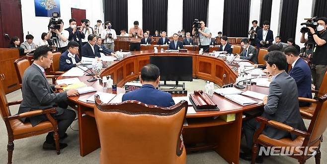 [서울=뉴시스] 전진환 기자 = 김규현 국가정보원장이 17일 서울 여의도 국회에서 열린 정보위원회 전체회의에 참석해 회의 시작을 기다리고 있다. (공동취재사진) 2023.08.17. photo@newsis.com