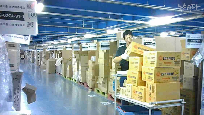 지난 7월 31일 쿠팡 동탄 물류센터 일하고 있는 뉴스타파 취재진의 모습.&nbsp;