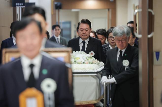 윤석열 대통령과 부인 김건희 여사가 17일 오전 서울 서대문구 신촌세브란스병원 장례식장에서 열린 부친 윤기중 연세대 명예교수의 발인식에 참석하고 있다. 연합뉴스