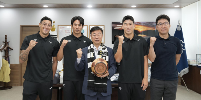 [사진] 왼쪽부터 가브리엘, 진성욱, 신상진 구단주, 정승용, 이기형 감독 / 성남FC 제공