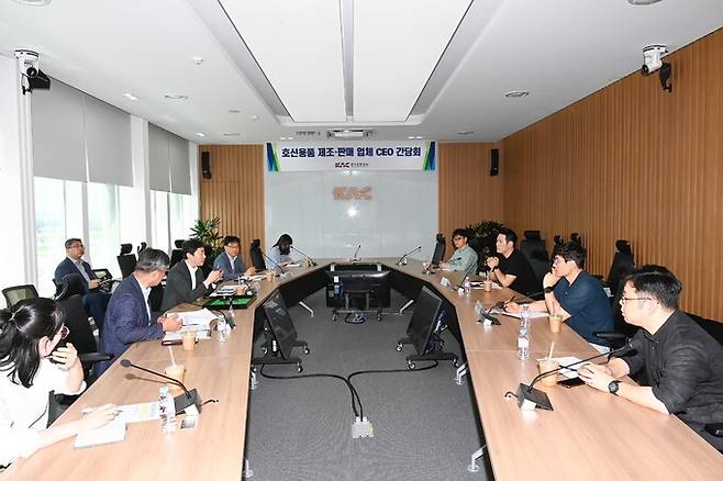 17일 서울 강서구 한국공항공사 본사에서 윤형중 사장(왼쪽 가운데)과 호신용품 제조·판매업체 대표들이 기내반입 금지물품 소지 감소를 위한 협력 방안을 논의하고 있다.