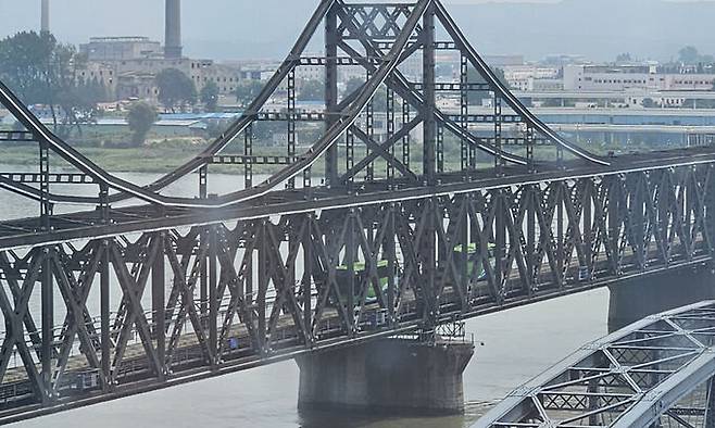 지난 16일 북한 신의주를 출발한 버스 2대가 압록강 철교(중국 명칭은 중조우의교)를 통해 북중 접경 지역인 중국 랴오닝성 단둥으로 향하고 있다. 연합뉴스