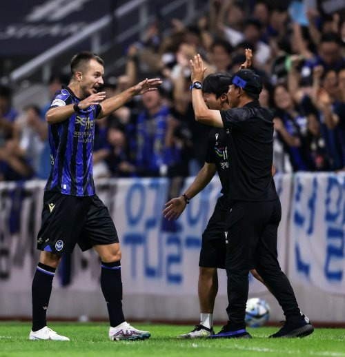 인천 조성환 감독(오른쪽), 무고사. 사진제공 | 한국프로축구연맹