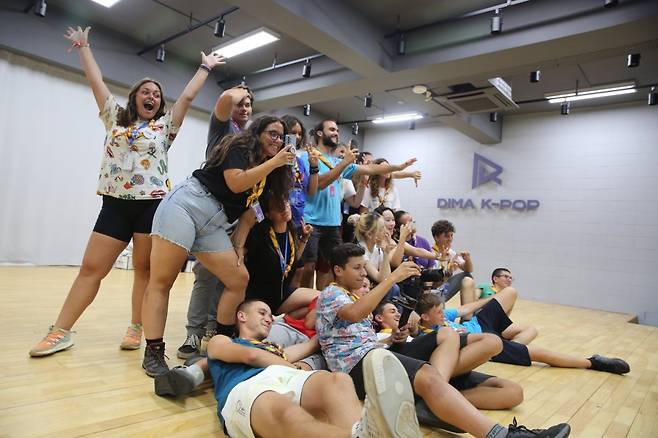 웰컴파티 참가자들이 디마종합촬영소에서 SNS에 올리기 위해 기념촬영을 하고 있다. 사진제공 l 동아방송예술대