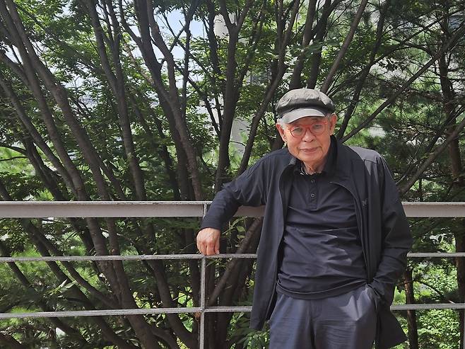 포즈 취하는 김우옥 연출 (서울=연합뉴스) 최주성 기자 = 연극 '혁명의 춤'의 김우옥 연출이 지난 16일 서울 용산구 더줌아트센터에서 진행된 연합뉴스와 인터뷰를 마치고 포즈를 취하고 있다. 2023.8.16.
cjs@yna.co.kr