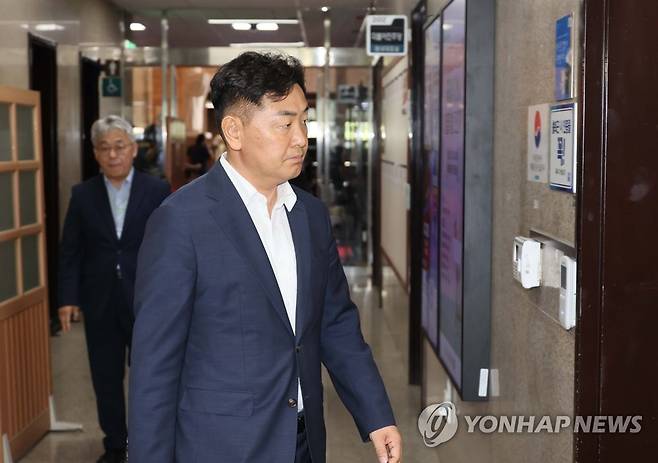 김관영, 민주당 박광온 원내대표 면담 (서울=연합뉴스) 이정훈 기자 = 김관영 전북도지사가 17일 더불어민주당 박광온 원내대표와의 면담을 위해 국회 원내대표실로 향하고 있다. 2023.8.17 uwg806@yna.co.kr