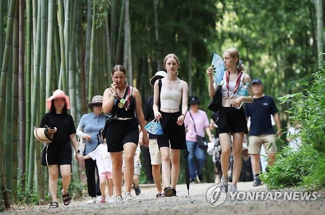 죽녹원 둘러보는 독일 스카우트 대원들 (담양=연합뉴스) 지난 14일 전남 담양군 죽녹원에서 2023 새만금 세계스카우트잼버리에 참가했다가 국내 관광 중인 독일 스카우트 대원들이 죽녹원을 둘러보고 있다. [연합뉴스 자료사진]