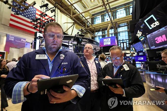 NYSE 입회장에서 일하는 트레이더들의 모습 [연합뉴스 자료사진]