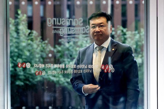 이찬희 삼성 준법감시위원회(이하 준감위) 위원장이 전국경제인연합회(전경련) 복귀 재논의를 위해 열린 임시회의에 참석하기 위해 18일 오전 서울 삼성생명 서초타워에서 들어서고 있다.(사진=연합뉴스)