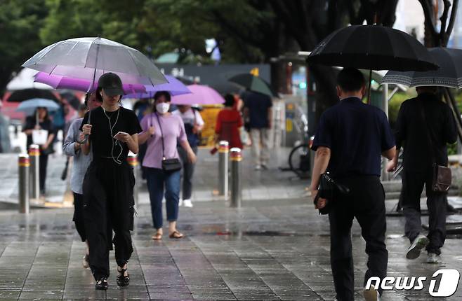 부산시청 일대에서 우산을 쓴 시민들이 발걸음을 옮기고 있다. 2023.7.24/뉴스1 ⓒ News1 윤일지 기자