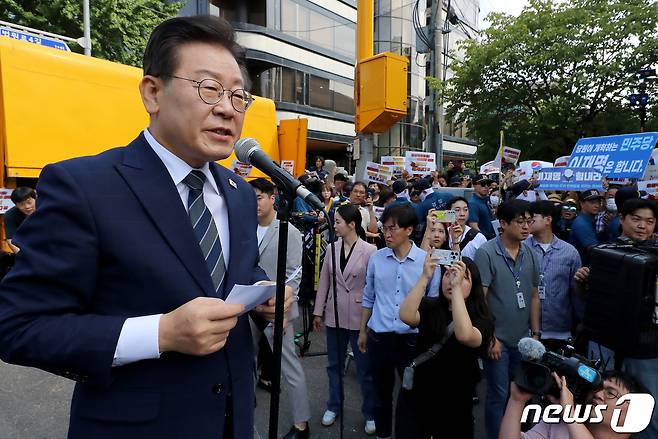 이재명 더불어민주당 대표가 백현동 특혜개발 의혹과 관련해 피의자 신분으로 조사를 받기 위해 17일 오전 서울 서초구 서울중앙지검에 출석하며 지지자들 앞에서 입장을 표명하고 있다. 2023.8.17/뉴스1 ⓒ News1 장수영 기자