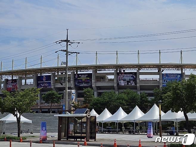 강원 춘천 송암스포츠타운 주 주경기장 외부에 세계태권도문화축제 홍보를 위해 부착된 포스터. 2023. 8. 17 한귀섭 기자