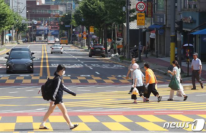 한 초등학교 인근 스쿨존에 설치된 노란색 횡단보도 위로 시민들이 지나가고 있다. /뉴스1 ⓒ News1 김영운 기자