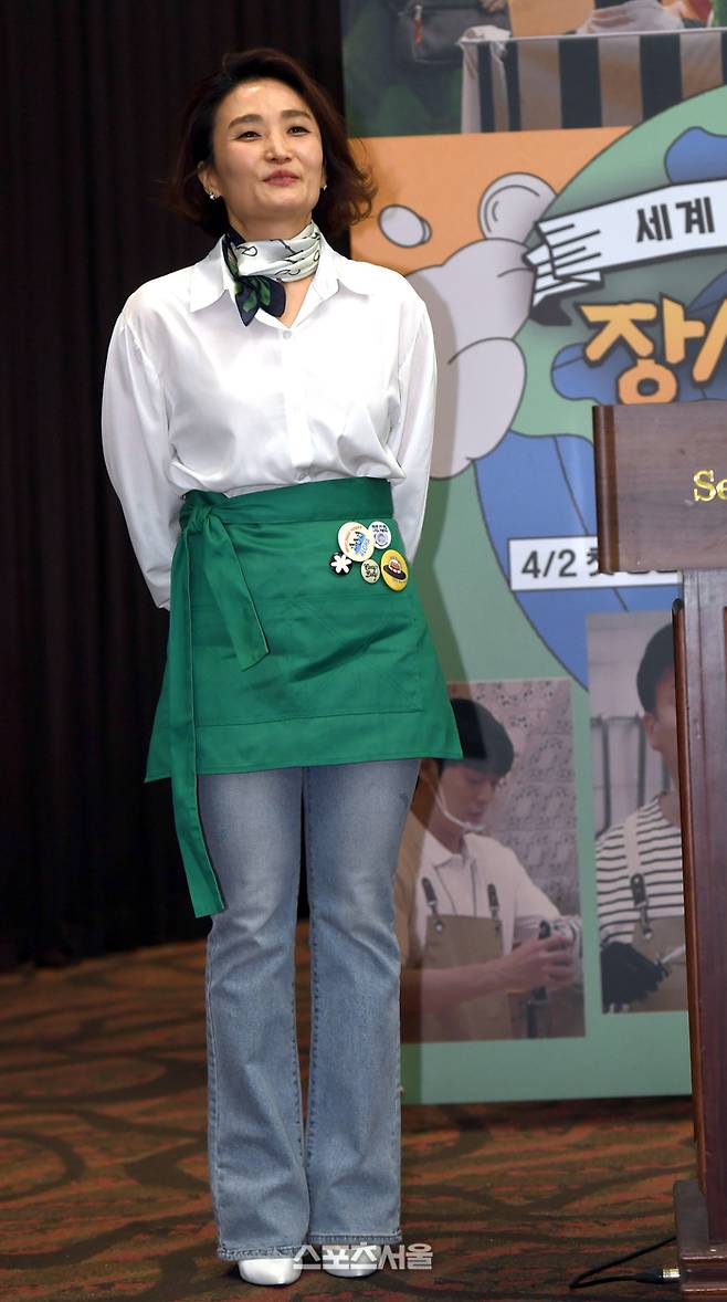 박경림이 지난 3월 마포구 서울가든호텔에서 열린 tvN 새 예능프로그램 ‘장사천재 백사장’ 행사를 진행하고 있다. 사진ㅣ최승섭기자