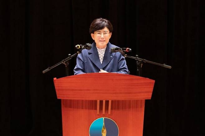 최연혜 한국가스공사 사장이 창립 40주년을 맞아 대구 본사에서 기념식사를 하고 있다.