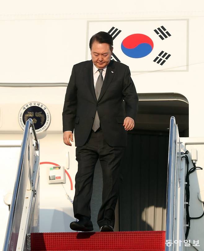 윤석열 대통령이 공군 1호기에서 내리고 있다. 최혁중 기자 sajinman@donga.com
