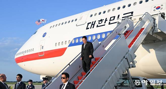 앤드루스 공군 기지에 도착해 공군 1호기에서 내리는 윤석열 대통령. 최혁중 기자 sajinman@donga.com