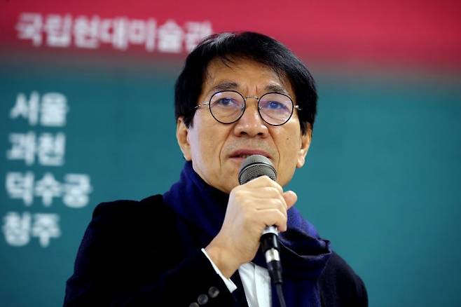 [서울=뉴시스] 박진희 기자 = 민중 운동을 이끌었던 예술가 중 한 명으로 알려진 임옥상(73) 화백이 여성을 추행한 혐의로 재판에 넘겨져 징역형 집행유예를 선고받았다. 사진은 지난해 10월20일 서울 종로구 국립현대미술관 서울관에서 열린 대규모 설치전 '임옥상: 여기, 일어서는 땅' 기자간담회에 참석하여 인사말을 하고 있는 임 화백 (사진=뉴시스DB) 2022.10.20. photo@newsis.com /사진=뉴시스