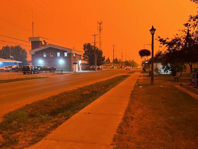지난 13일(현지시간) 산불이 발생한 캐나다 포트스미스 마을이 붉은 빛으로 변해 있다. AFP연합뉴스