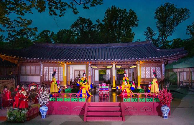 Dancers and musicians perform at the Yeongyeongdang, a hall in Changdeokgung in Seoul on Thursday. The Cultural Heritage Administration and the Korea Cultural Heritage Foundation will be organizing the "Moonlight Tour at Changdeokgung" from Sept. 7 to Oct. 22, every Thursday to Sunday. (Yonhap)