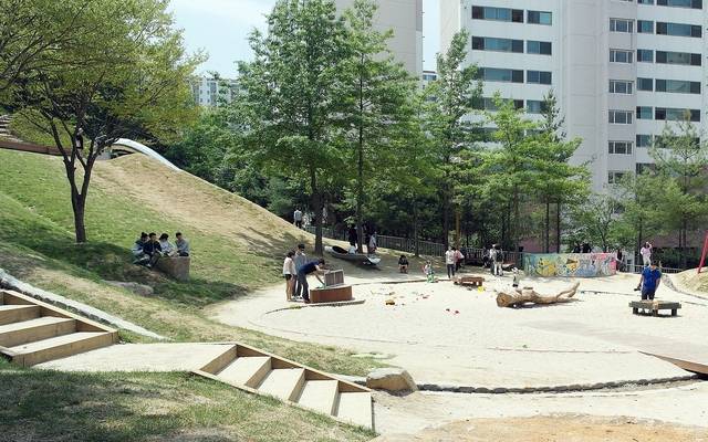 2016년 개장한 순천 제1호 기적의 놀이터 엉뚱발뚱은 경사진 지형을 그대로 활용해 디자인했다. 힘껏 계단을 올라 미끄럼틀을 타고 내려올 때 아이들은 놀이 속에서 도전과 성취를 맛본다.