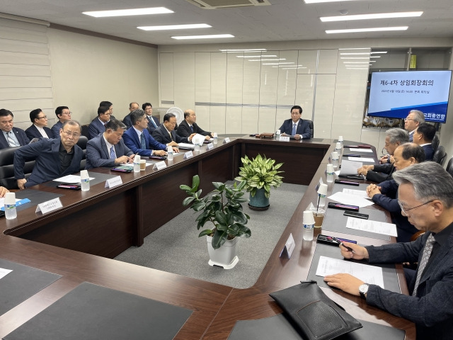 이영훈(가운데) 한교총 대표회장이 18일 서울 종로구 한국기독교회관에서 상임회장 회의를 진행하고 있다.