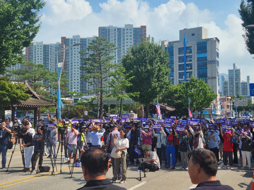 양평 강상·강하 범대위 소속 주민 200여명이 18일 앙평군청 앞에서 서울-양평 고속도로와 관련해 ‘강하IC가 포함된 강상jC(안) 찬성집회’를 하고 있다. 황선주기자