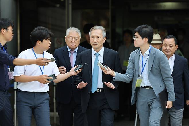 군 사이버사령부에 '정치 댓글'을 작성하도록 지시한 혐의로 기소된 김관진 대통령 직속 국방혁신위원이 오늘(18일) 오전 서울 서초구 중앙지법에서 열린 파기환송심 선고 공판에서 징역 2년을 선고받은 뒤 법정을 나서고 있다. (사진=연합뉴스)