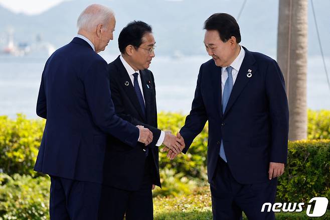 (히로시마 로이터=뉴스1) 최종일 기자 = 윤석열 대통령과 조 바이든 미국 대통령(맨좌측), 기시다 후미오 일본 총리(가운데)가 21일 히로시마 주요 7개국(G7) 정상회의를 계기로 히로시마에서 열리는 3국 정상회담을 위해 만나 인사를 나누고 있다.   ⓒ 로이터=뉴스1  Copyright (C) 뉴스1. All rights reserved. 무단 전재 및 재배포 금지.